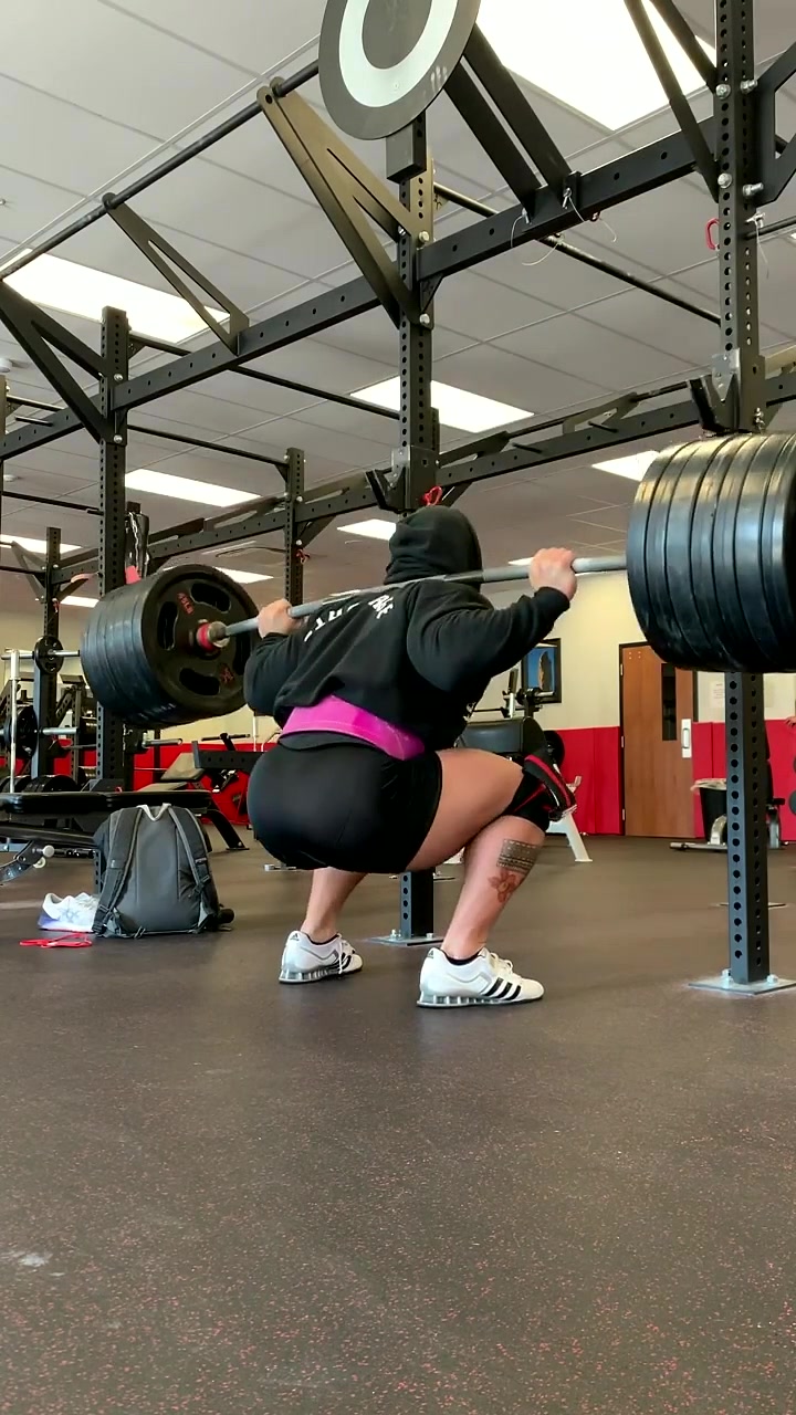 Nam Shartzer squatting 725 pounds in training