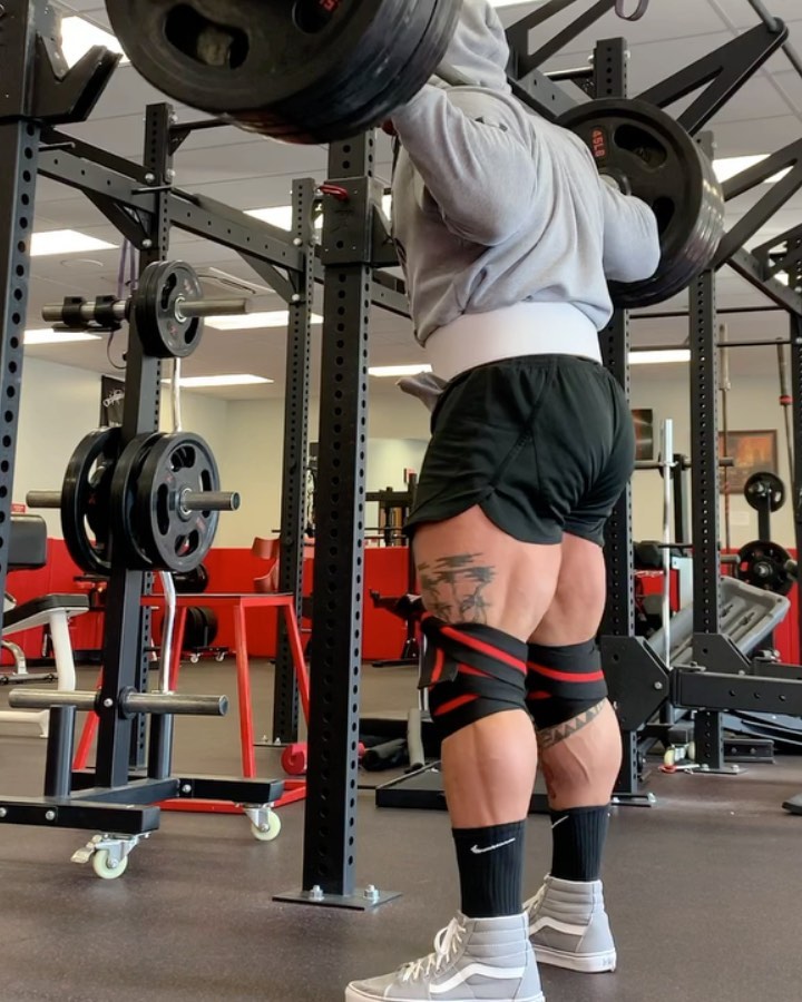 Nam Thomas Shartzer racking a heavy barbell squat in training