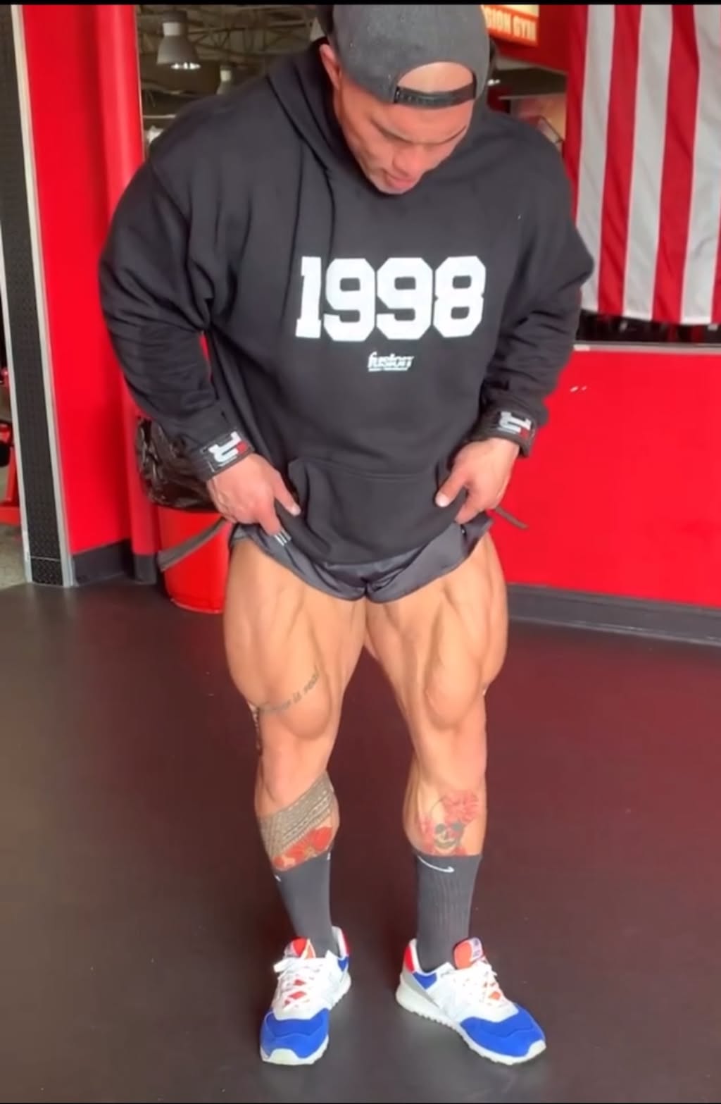 Nam Thomas Shartzer showing off developed quads in the gym